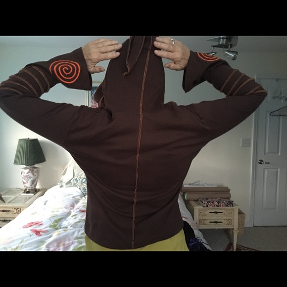 Long pointed hoodie with spiral embroidery trim. - Picture 4 of 8